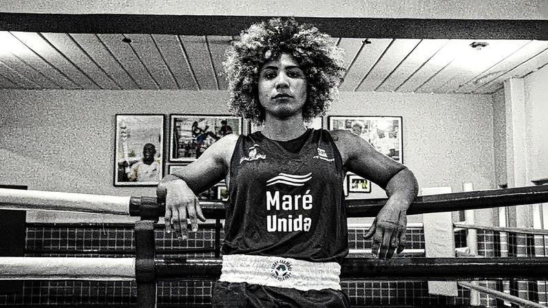 Campeã Mundial de boxe Rebeca Lima participa de atividade na ONG Luta Pela Paz, localizada na Maré, Rio de Janeiro (Foto: Reprodução)