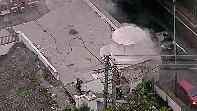 Incêndio atinge barraco embaixo da Ponte das Bandeiras, em Santana, zona norte de São Paulo (Foto: Reprodução)