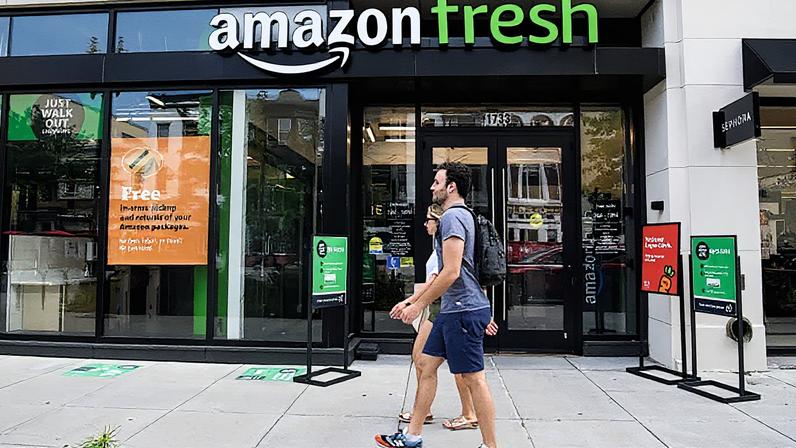Pessoas caminham em frente a uma loja Amazon Fresh em Washington, DC (Foto: Reprodução)