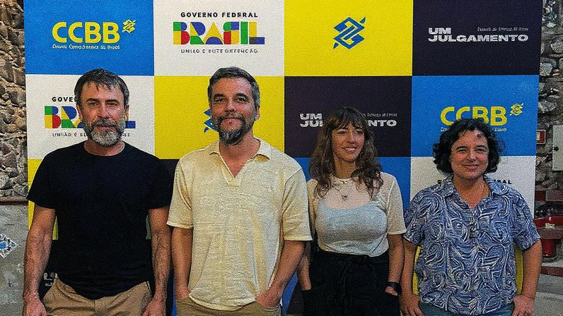 Wagner Moura em coletiva de imprensa sobre a peça 'Um julgamento - depois do Inimigo do Povo' (Foto: Reprodução)