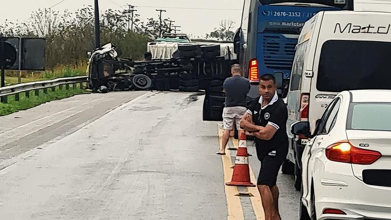 Acidente na BR-393 em Vassouras resulta em duas mortes na madrugada deste sábado (13) (Foto: Reprodução)