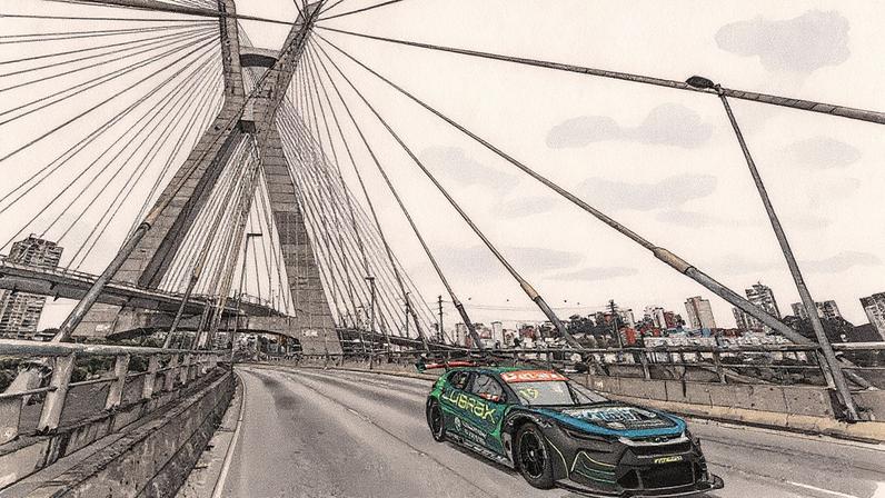 Felipe Massa pilota um carro da Stock Car nas ruas de São Paulo (Foto: Reprodução)