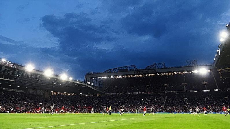 Vista do estádio Old Trafford durante partida entre Manchester United e Newcastle (Foto: Reprodução)