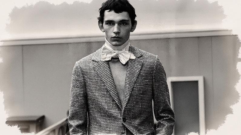 Casaco dourado brilhante da coleção de moda masculina primavera/verão 2026 da Dior (Foto: Reprodução)