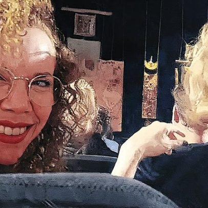 Debora Bloch e irmã caçula brilham em peça teatral com o pai: 'As ruivas do ruivo'