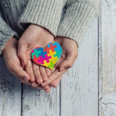 Pai relata falhas no diagnóstico de autismo da filha nos anos 1990