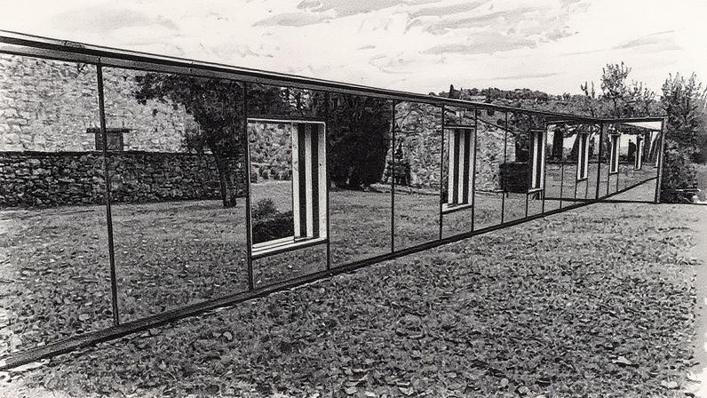 Muro-escultura de 25 metros de comprimento de Daniel Buren à beira do vinhedo San Lorenzo (Foto: Reprodução)