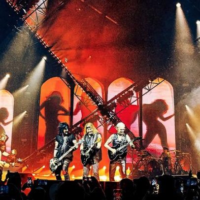 Mötley Crüe fala sobre a morte de Ozzy e o retorno a Vegas após acidente de Vince Neil