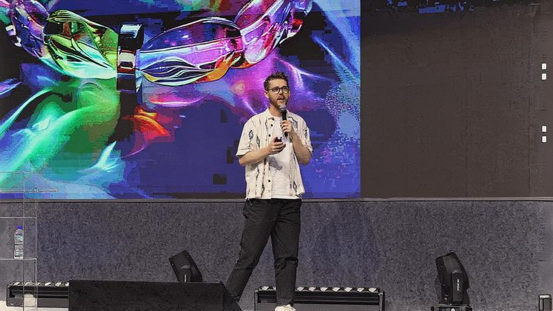 Joe McDonnell, diretor de Consumer, Marketing and Retail Forecasting da WGSN, em evento do Latam Retail Show (Foto: Reprodução)