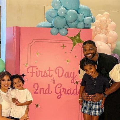 Khloe Kardashian e Tristan Thompson apoiam filha True no primeiro dia de aula