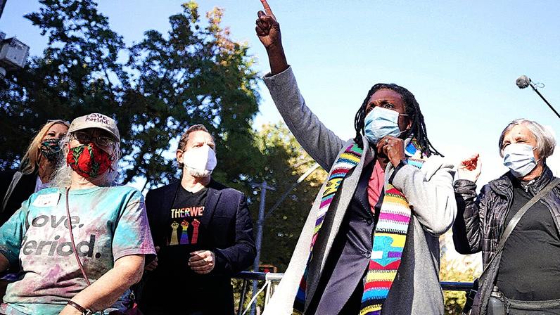 Rev. Jacqui Lewis, pastora sênior da Middle Collegiate Church, fala durante um encontro inter-religioso em frente à Judson Memorial Church, em Nova York (Foto: Reprodução)