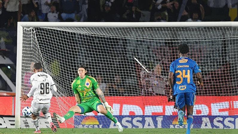 Lateral Paulo Henrique fez o segundo gol do Vasco na vitória sobre o Cruzeiro (Foto: Thiago Ribeiro/AGIF)