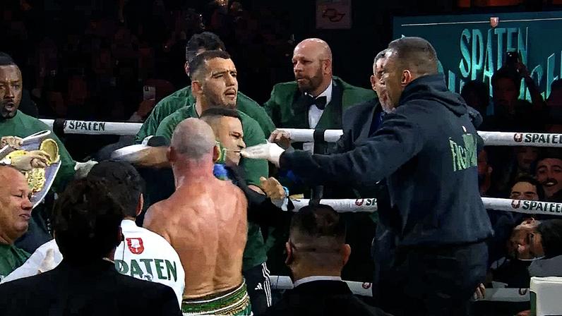 Rafael Freitas, filho de Popó, acerta soco em Wanderlei Silva durante confusão no ringue. (Foto: Repródução/TV Globo)