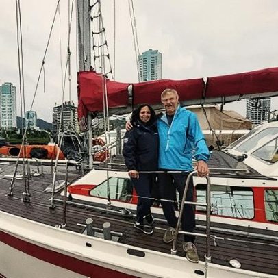 Casal inicia jornada de 2 anos no Brasil antes de velejar até o Japão