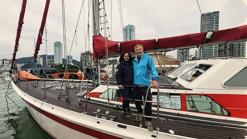 Casal de velejadores parou no Brasil antes de fazer travessia de dois anos até o Japão • Jeannete Talavera