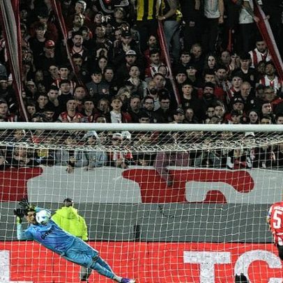 Rossi transforma Flamengo em semifinalista da Libertadores