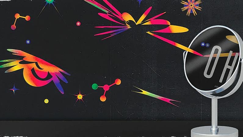 Imagem conceitual, em fundo preto, com estruturas moleculares espelhadas e multicoloridas flutuando diante de um espelho redondo.