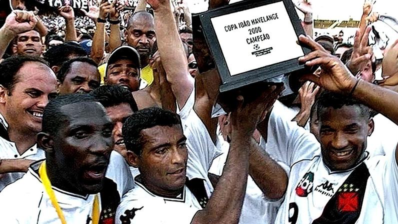 Romário levanta a taça João Havelange de 2000 (Foto: Divulgação / Site Oficial Vasco)