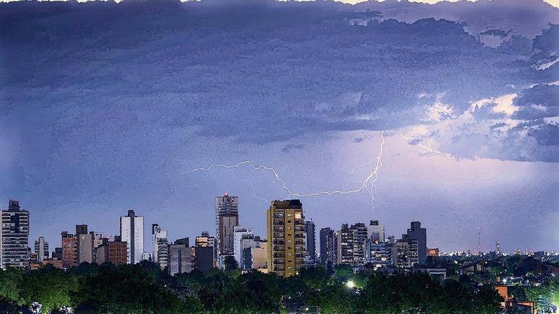 Raio atinge a cidade durante tempestade (Foto: Reprodução)