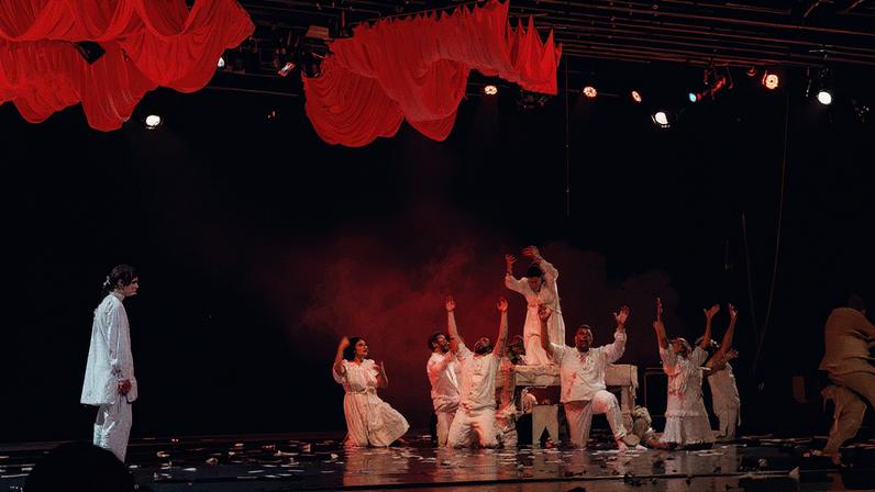 Atores em cena durante um momento tenso do espetáculo 'Os Irmãos Karamázov' (Foto: Reprodução)