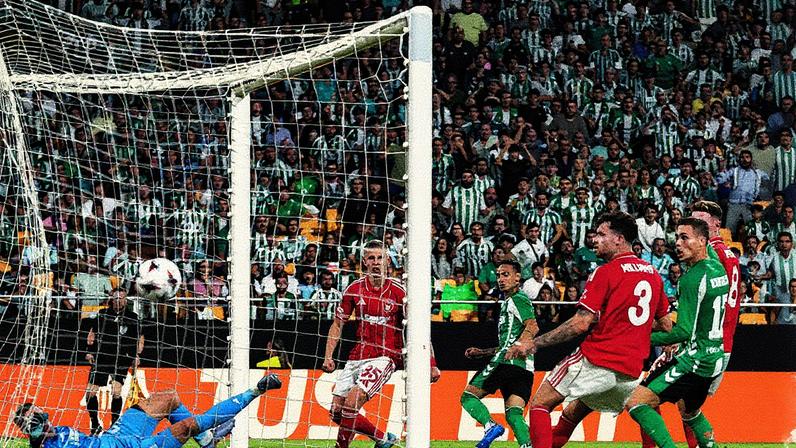 Antony marca o segundo gol do Betis, empatando a partida contra o Nottingham (Foto: Reprodução)