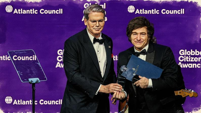 Secretário do Tesouro dos EUA, Scott Bessent, e presidente argentino, Javier Milei, durante premiação em Nova York (Foto: Reprodução)