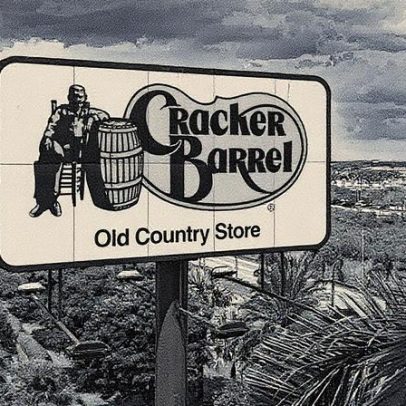 Ações da Cracker Barrel caem 10% após resultados mistos e polêmica de rebranding
