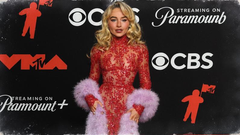 Sabrina Carpenter em uma sessão de fotos (Foto: Reprodução)