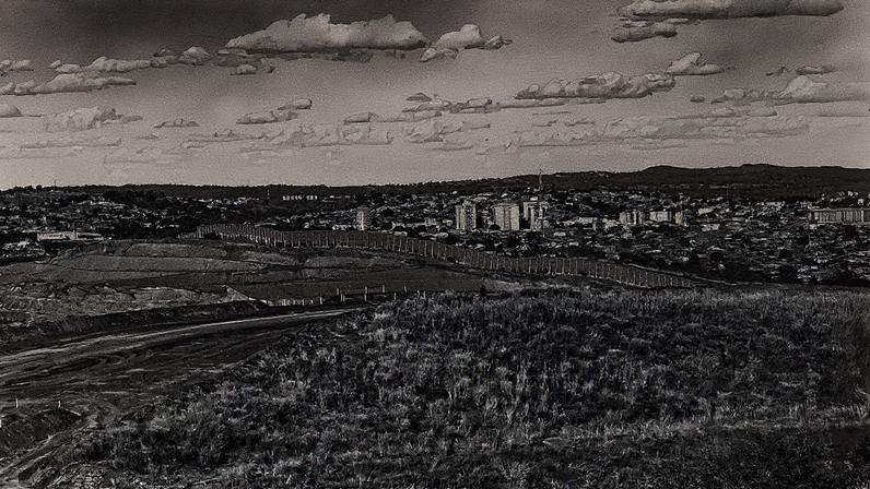 Parte da maior mina de ouro a céu aberto em contato com áreas urbanas em Paracatu (MG) (Foto: Reprodução)