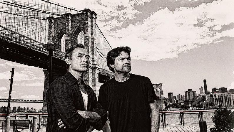 Atores Jason Bateman e Jude Law promovem a série "Black Rabbit", da Netflix, abordando temas de laços familiares, ambição e ganância (Foto: Reprodução)