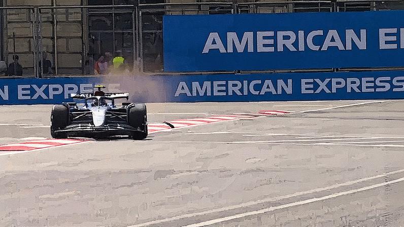 Carro de Fórmula 1 com detrito preso na zebra em Baku (Foto: Reprodução)