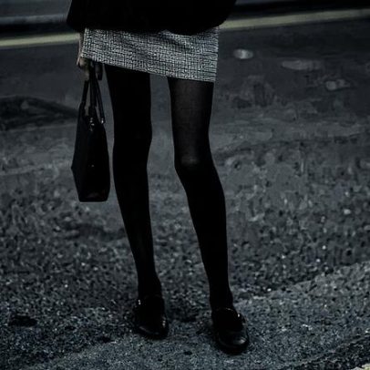 Sapatilhas pretas se tornam o calçado favorito das celebridades nesta temporada