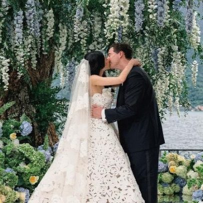 Becca Bloom exibe quatro vestidos de noiva de grife em casamento deslumbrante