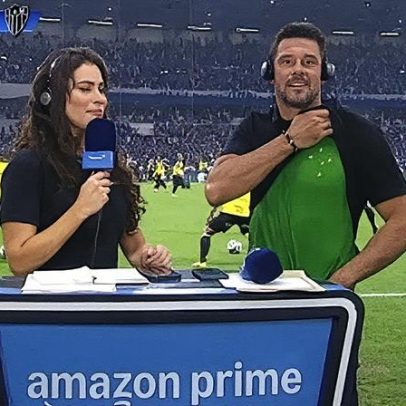 Comentarista exibe camisa do Cruzeiro durante transmissão da Copa do Brasil