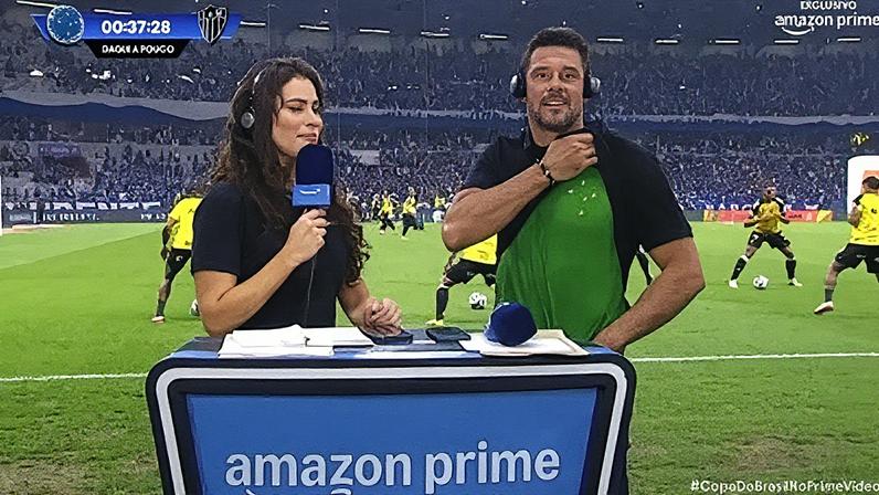 Fabricio exibe camisa do Cruzeiro durante transmissão ao vivo (Foto: Reprodução)