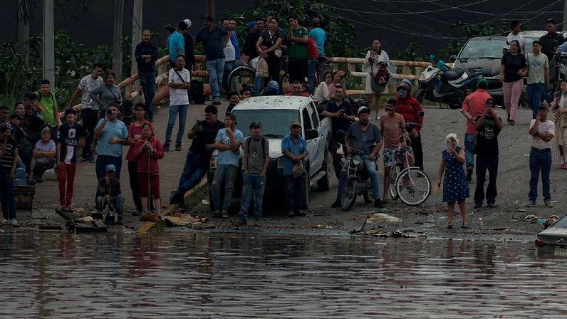 Moradores observam uma avenida inundada após fortes chuvas em Tlajomulco de Zúñiga, Jalisco, México (Foto: Reprodução)
