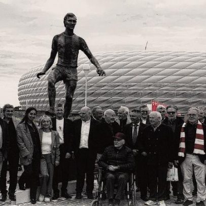 Estátua de Beckenbauer é inaugurada na entrada da Allianz Arena, em Munique