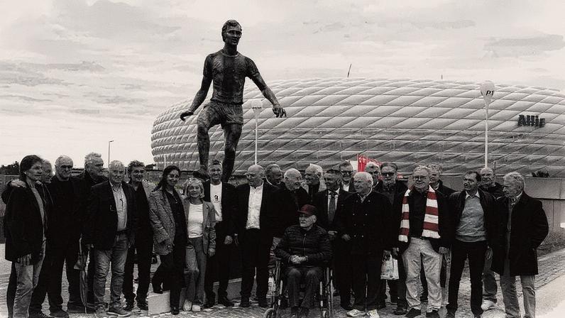 Estátua de Beckenbauer erguida na entrada da Allianz Arena, em Munique (Foto: Reprodução)