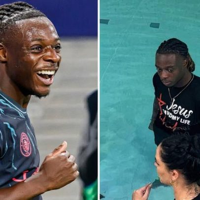Jogador do Manchester City celebra batismo e agradece: “Jesus salvou minha vida”