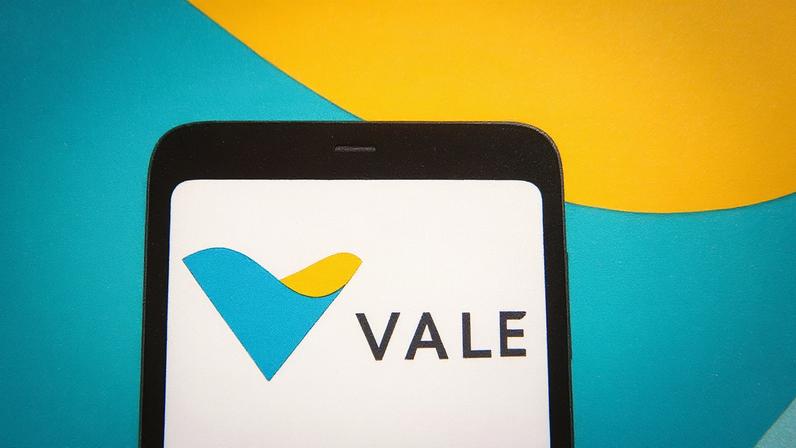 Logotipo da Vale S.A. em um smartphone e em uma tela de computador (Foto: Reprodução)