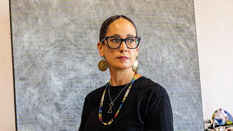 Dyani White Hawk e Jaida Grey Eagle posam juntas em um ambiente interno (Foto: Reprodução)