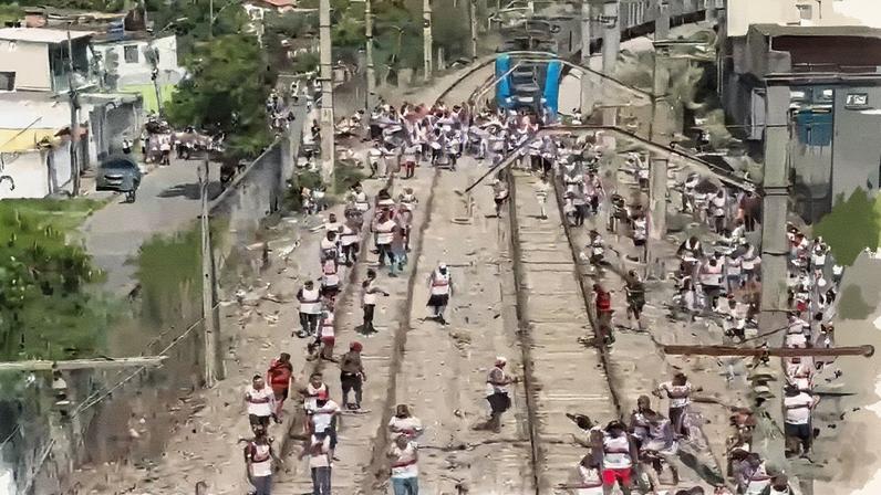 Torcida Jovem Fla invade trilho da Supervia, causando paralisação do trem (Foto: Reprodução)