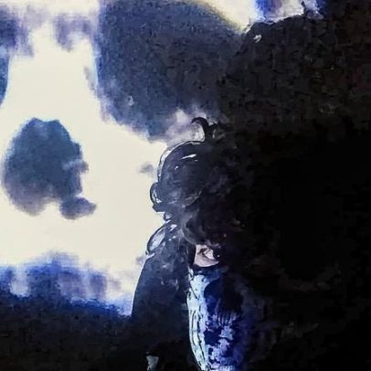 Jovem encapuzado provoca violência inspirada em fóruns 'incels' no CCH Sur