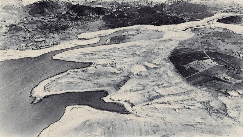 Imagem aérea do lago Qaraoun, em agosto de 2025, mostrando a redução dos níveis de água em um lago artificial na região do Vale de Bekaa, no Líbano (Foto: Reprodução)