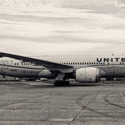 Voo da United Airlines realiza pouso de emergência no Japão com feridos a bordo
