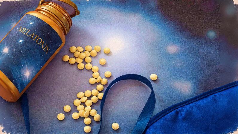 Suplementos de melatonina e uma máscara de sono sobre fundo azul (Foto: Reprodução)