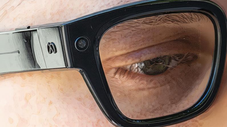 Mark Gurman usa os óculos Meta Ray-Ban Display na sede da empresa em Menlo Park (Foto: Reprodução)