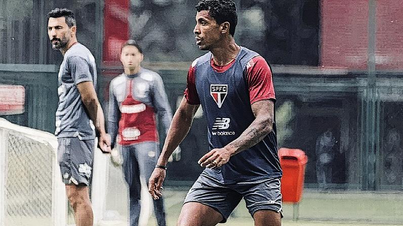Luiz Gustavo treina com a equipe do São Paulo em campo (Foto: Reprodução)