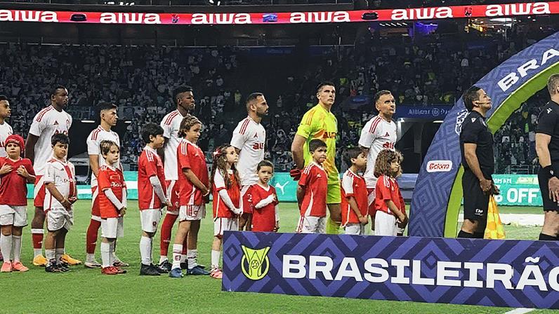 Time do Internacional perfilado antes da partida contra o Palmeiras no Allianz Parque pelo Brasileirão (Foto: Reprodução)