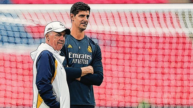 Carlo Ancelotti e Thibaut Courtois conversam durante treino do Real Madrid (Foto: Reprodução)